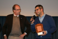 L'Assessore Regionale alla Cultura Gianni Torrenti consegna il Premio destinato al Miglior Film: "Magallanes" di Salvador del Solar (Perù 2015). Lo ritira Boris Beltran dell'associazione per la cooperazione italo-peruviana